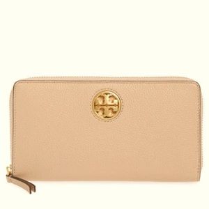 TORY BURCH CARSON ZIP PEBBLED LEATHER CONTINENTAL WALLET IN DEVON SAND